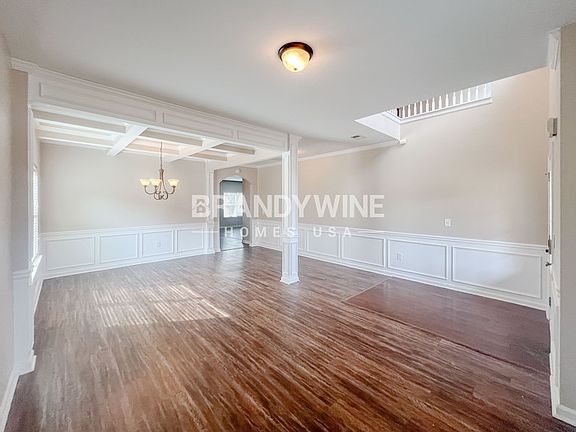 5th image of 355 Mary Dr
