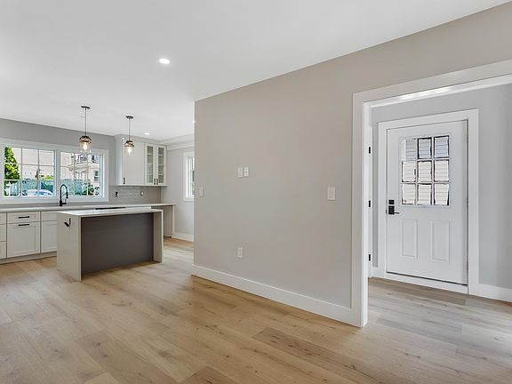 4th image of 8 Crystal St Floor 2