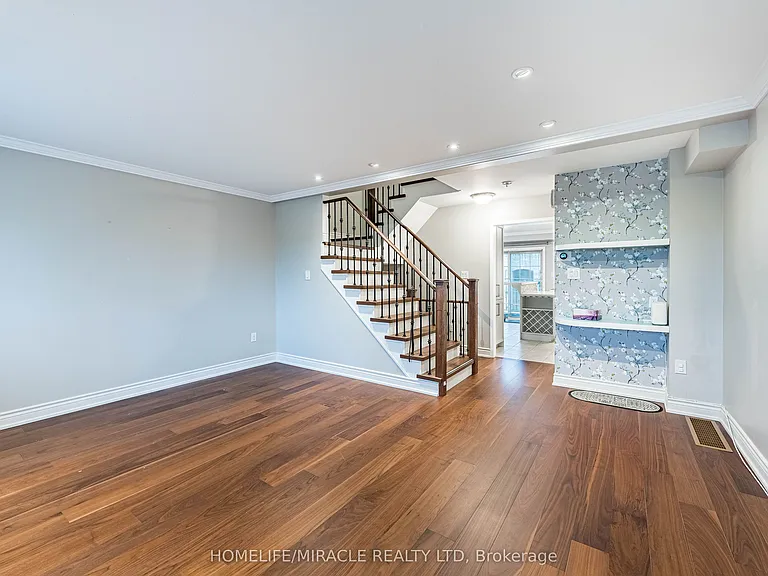 419 Rossland Rd E — Photo 10