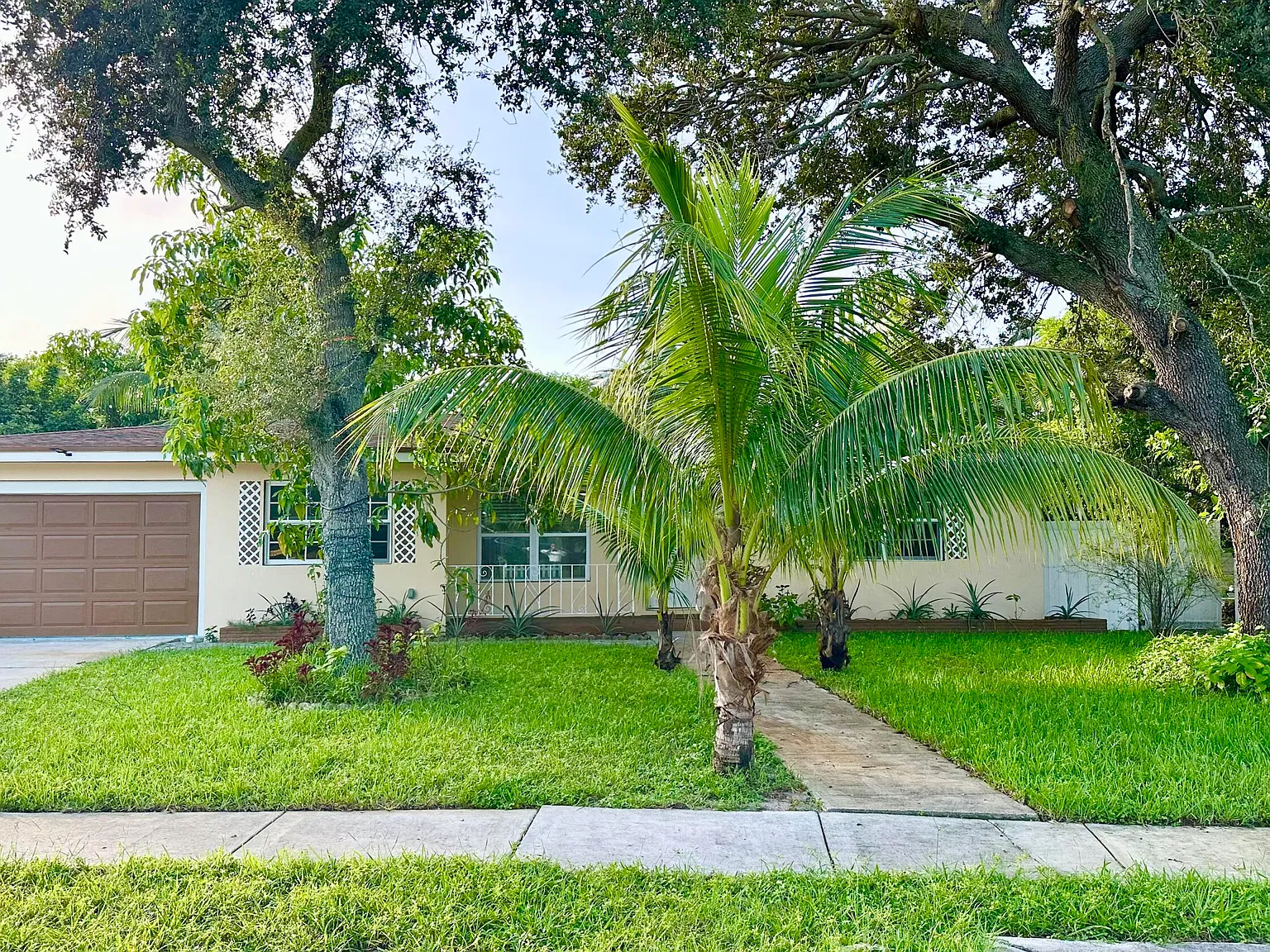 3 bed, 2.0 bath, 1359 sqft, $3,550 — Photo 1