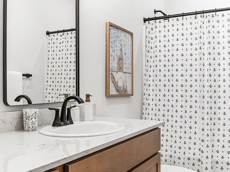 305 E Chevy Dr — Photo 18