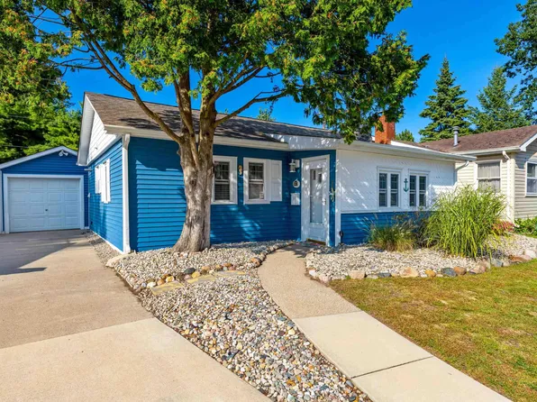 3054 Elmwood Dr, Fort Gratiot, MI 48059
