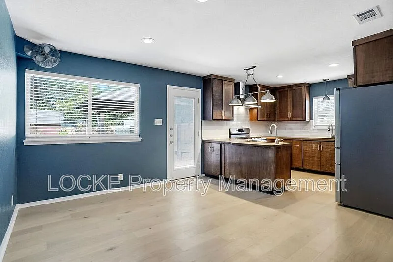 3 bed, 2.0 bath, 1857 sqft, $2,195 — Photo 2
