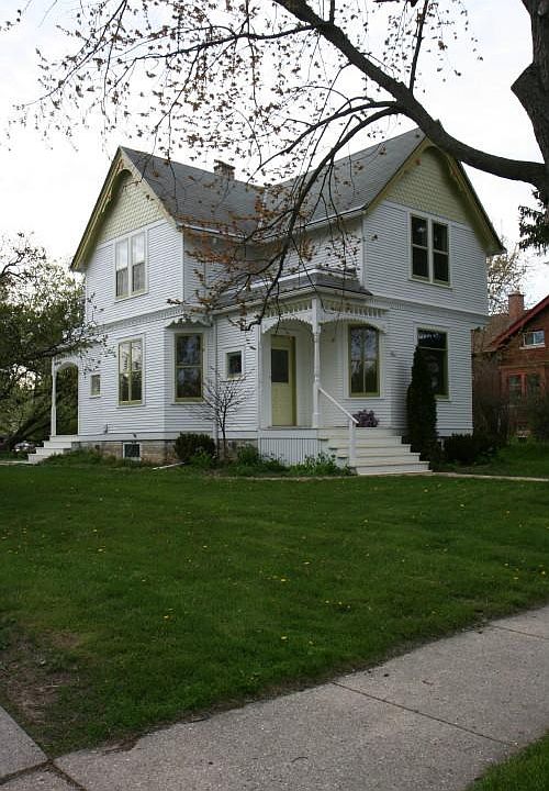 Large front and backyard