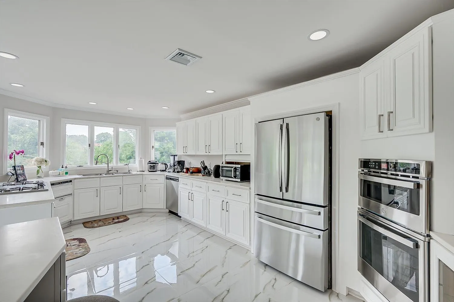 5 bed, 3204 sqft, $4,800 — Photo 1