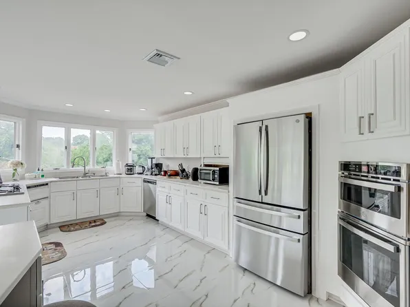 8 Nathan Dr, North Brunswick, NJ 08902
