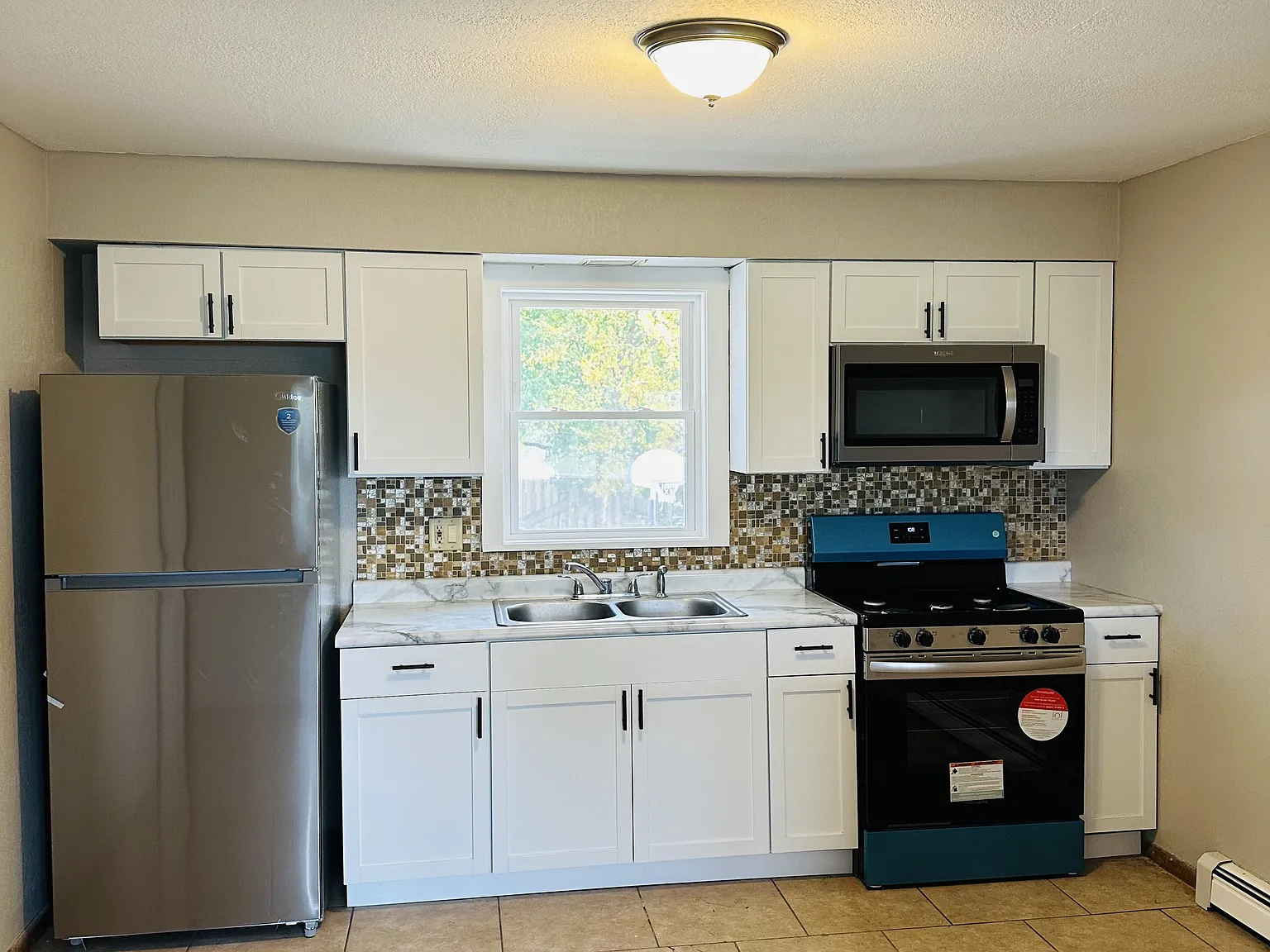 2 bed, 1.5 bath, 896 sqft, $1,300 — Photo 3