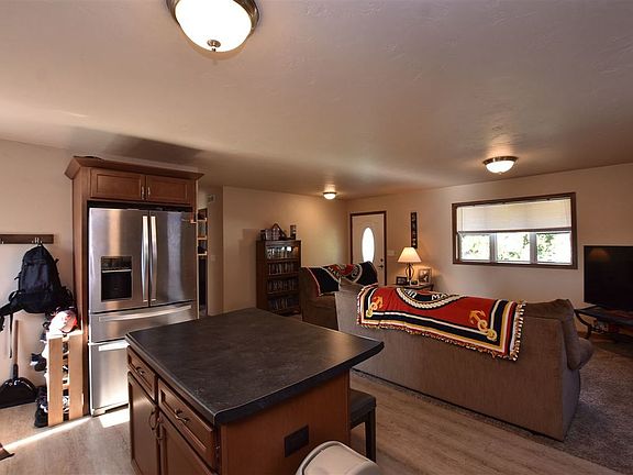 4th image of 915 Cozy Ln