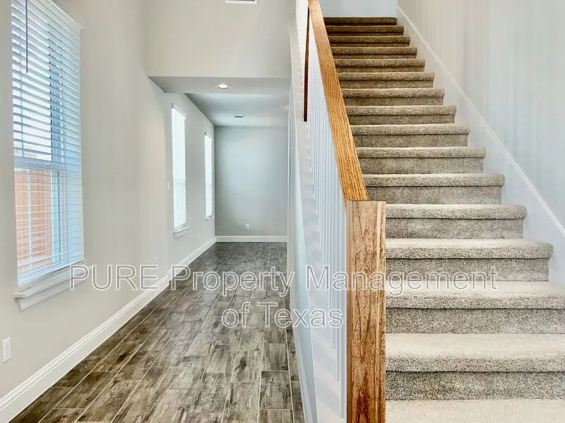 3 bed, 2.5 bath, 2203 sqft, $2,100 — Photo 3