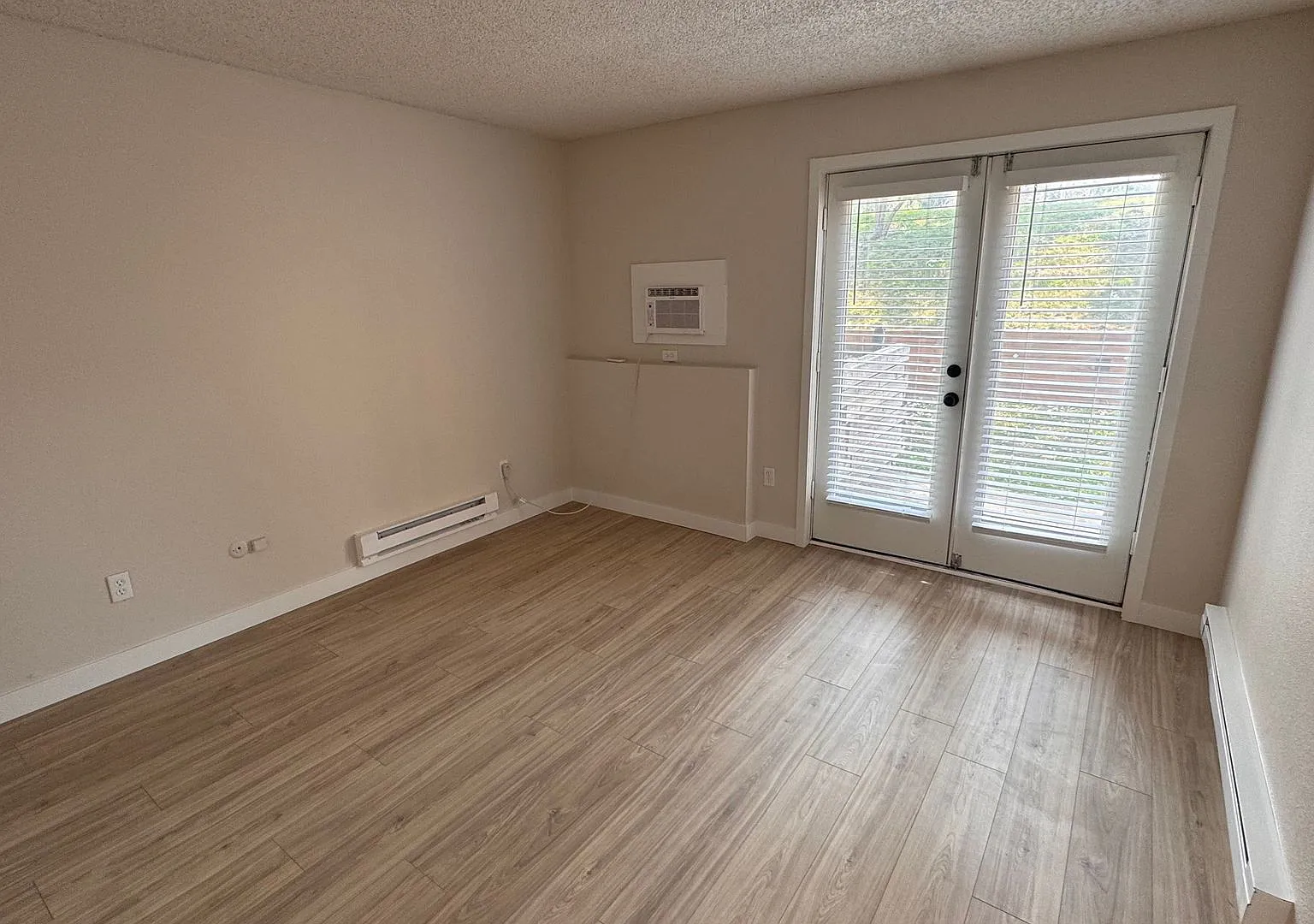 1 bed 1 bath Great location off 2nd and Sable near 6th and I-225 and Aurora Mall — Photo 2