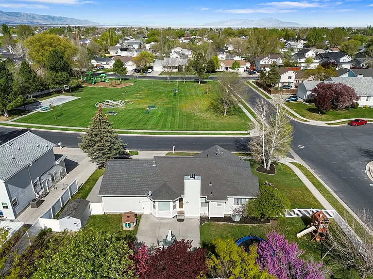 318 E Spyglass Dr — Photo 29