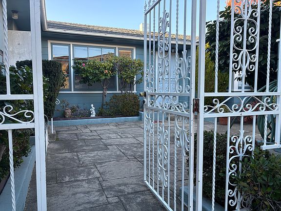 Entrance to sunny triplex courtyard