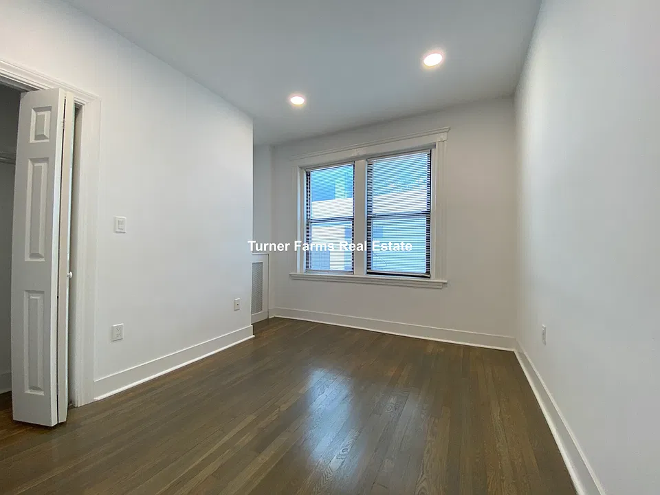 6-11 Peterborough St #3