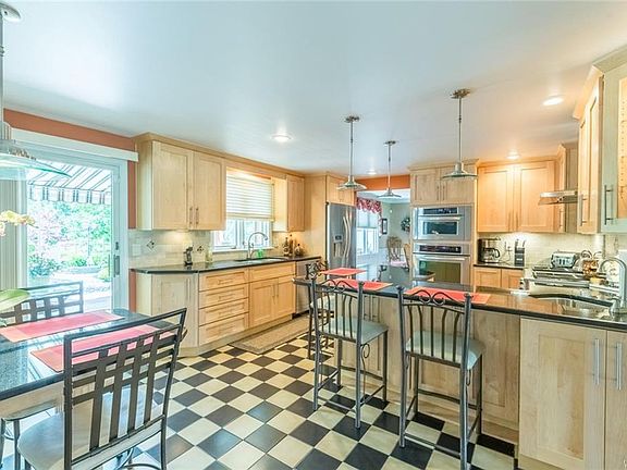 3rd image of 225 Gaylord Ct