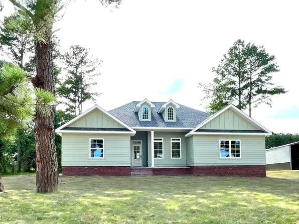 358 Lakeside Cir, Douglas, GA 31535