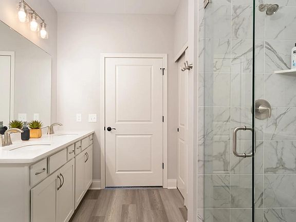 The Medford II Primary Bath