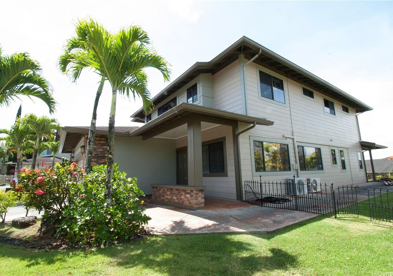Mililani Mauka 2790 SF4/3 Spacious corner lot landscaped American classic model — Photo 2
