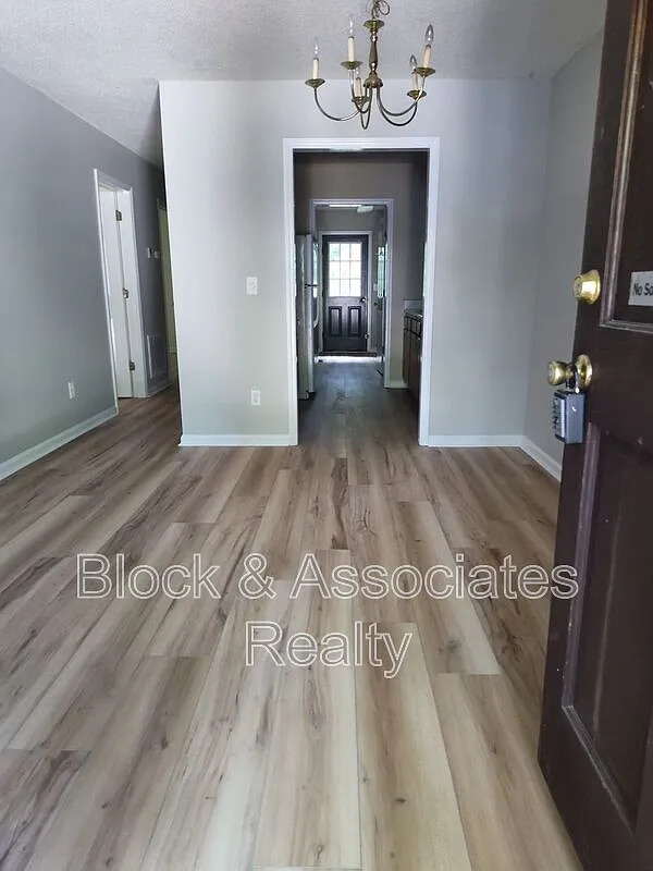 2 bed, 1.0 bath, $975 — Photo 2