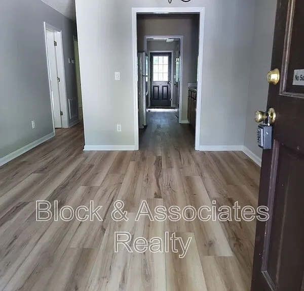 1228 Winslow Ave — Photo 2