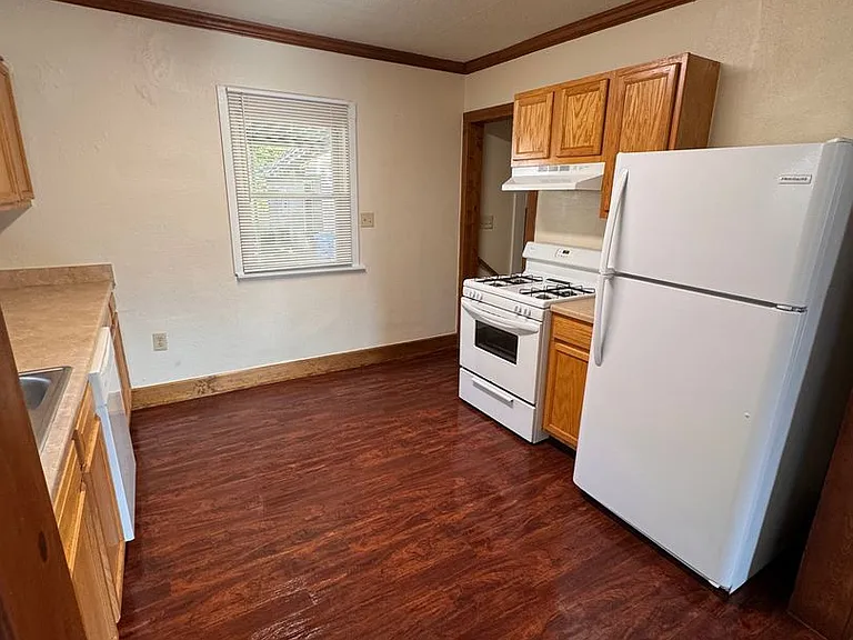 833 Lawrence Ave — Photo 8