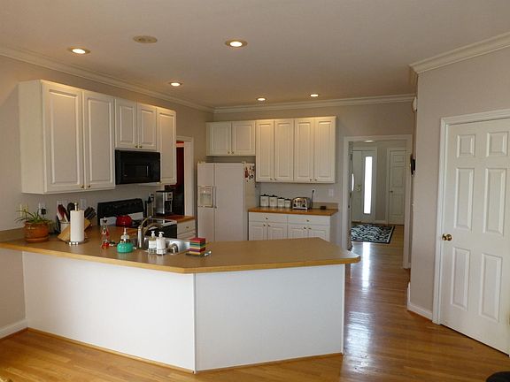 3rd image of 545 Winter Hill Ln