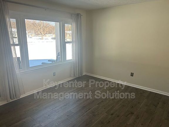 5th image of 266 Crawford Dr