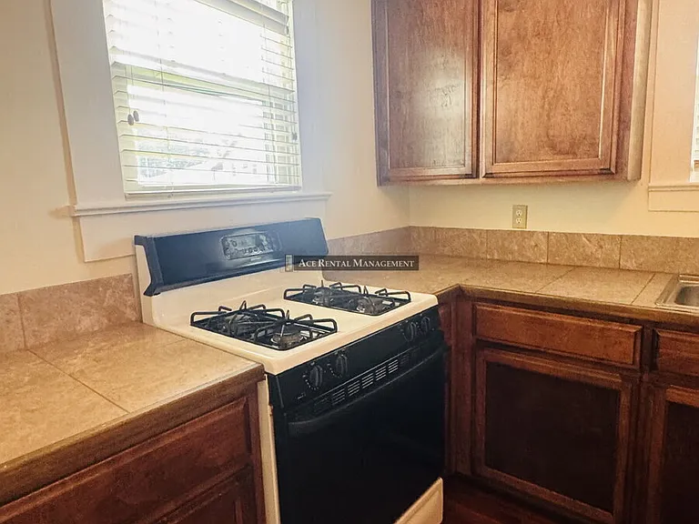 1502 Dallas St — Photo 7