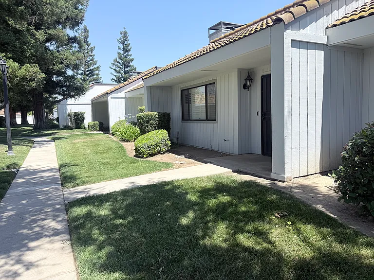 1937 W Santa Ana Ave — Photo 4