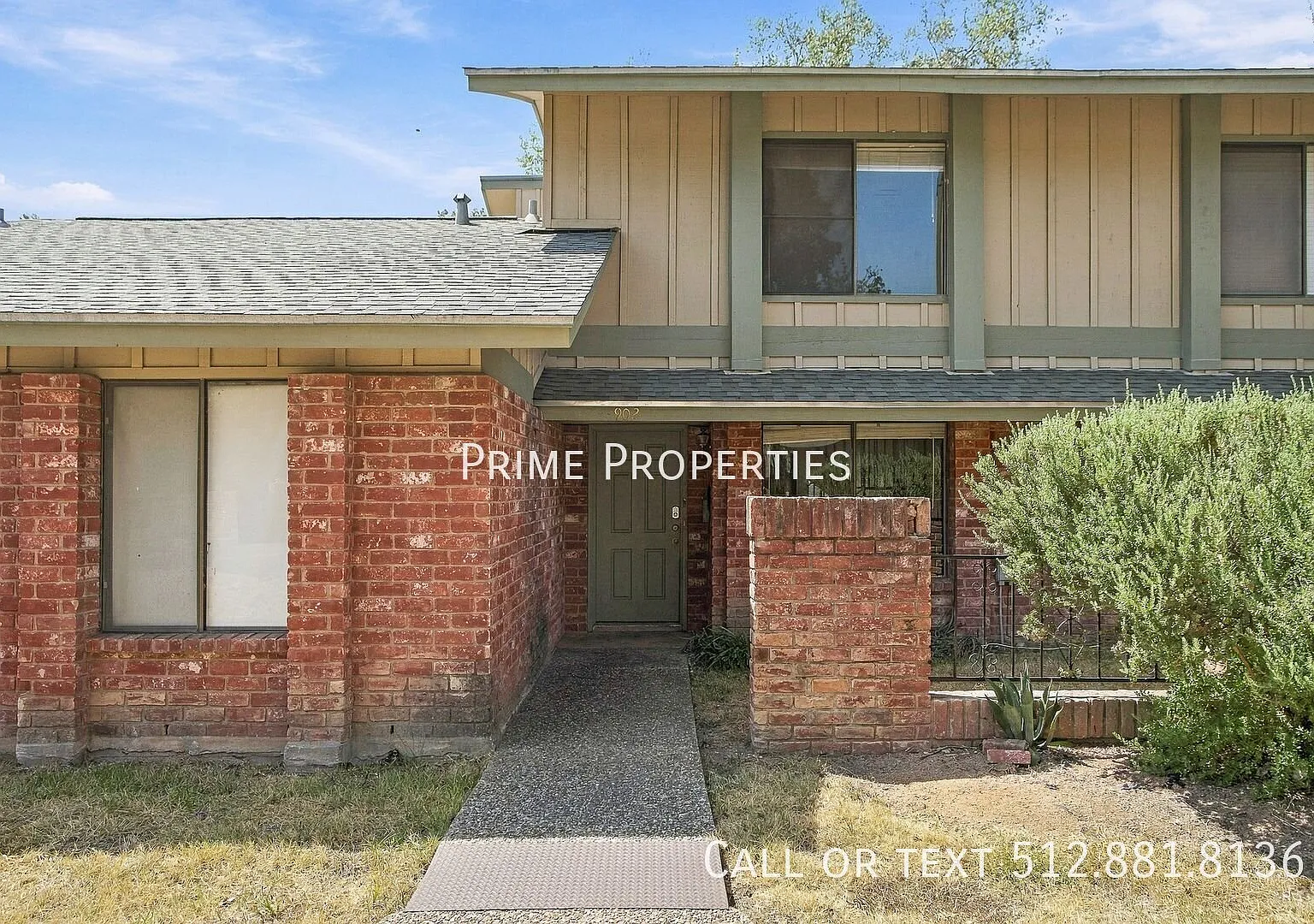 Charming updated townhome — Photo 1