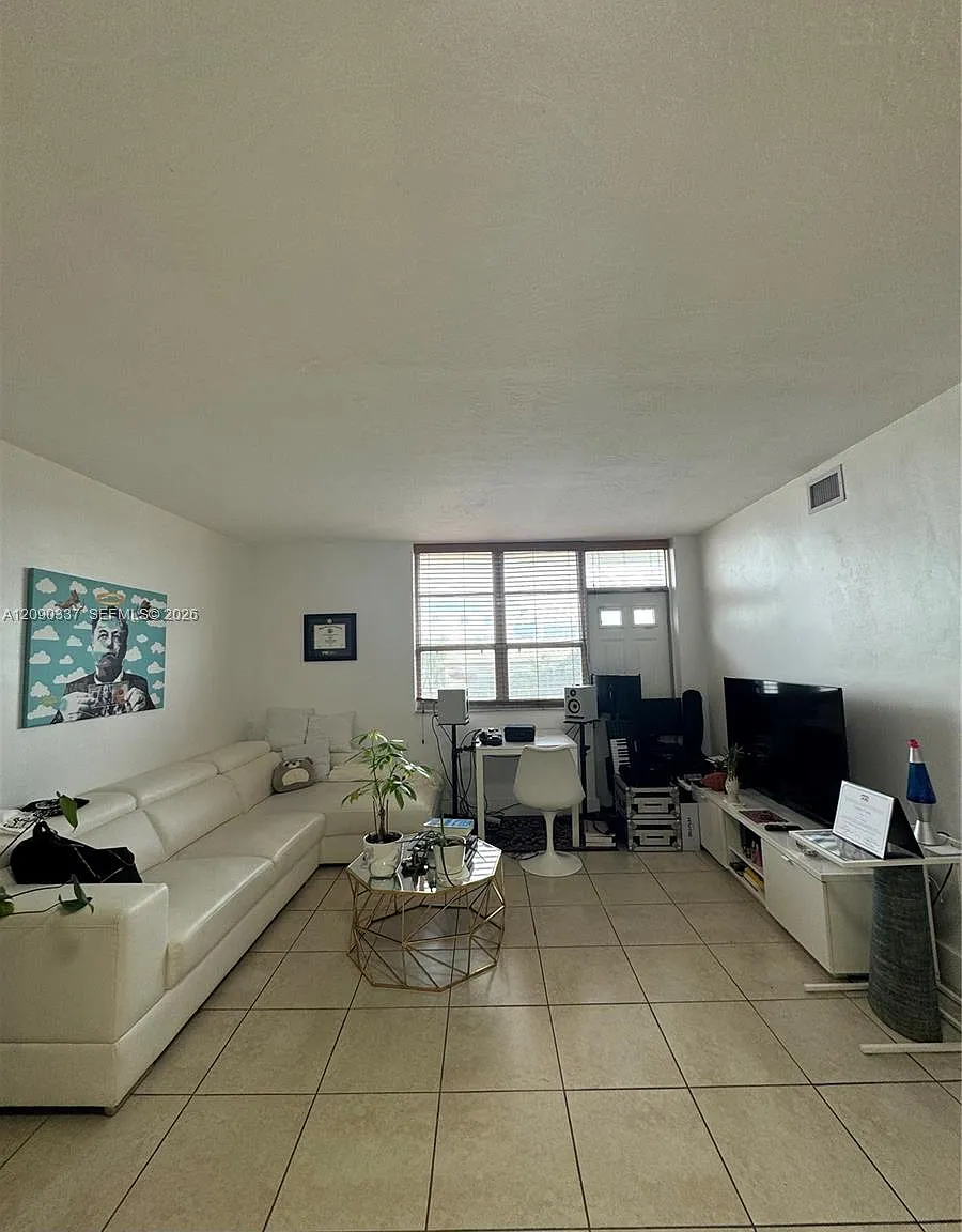 1 bed, 563 sqft, $2,200 — Photo 3