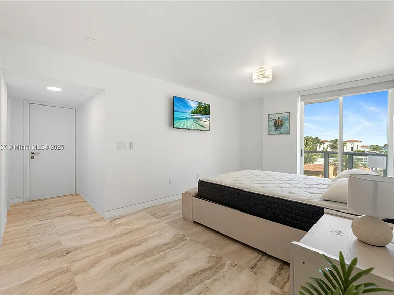 5900 Collins Ave #604 — Photo 22