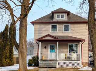 926 Tappan St, Woodstock, IL 60098