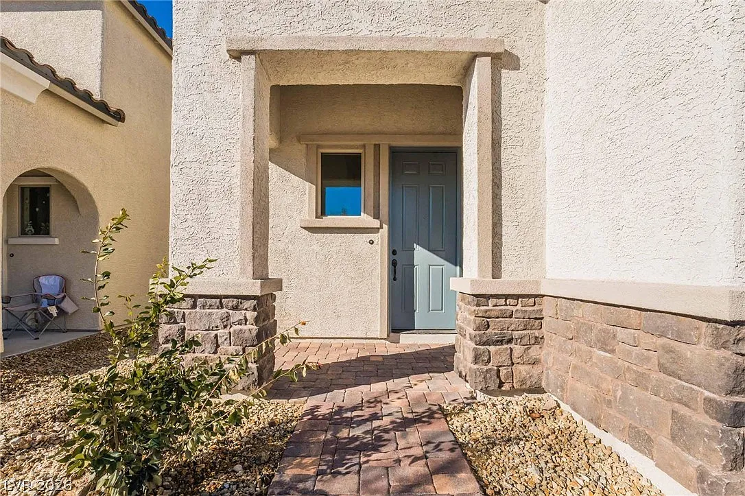 5 bed, 2.5 bath, 2385 sqft, $2,575 — Photo 4