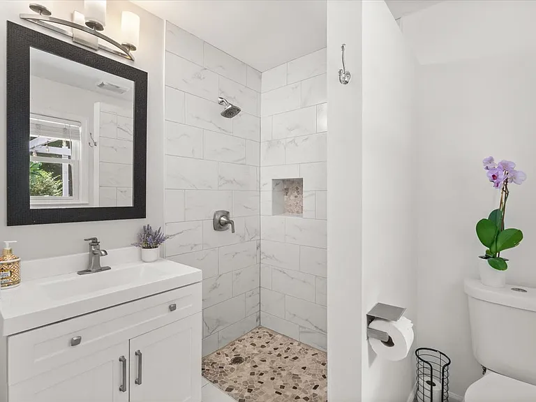 1497 Holly Ln — Photo 9