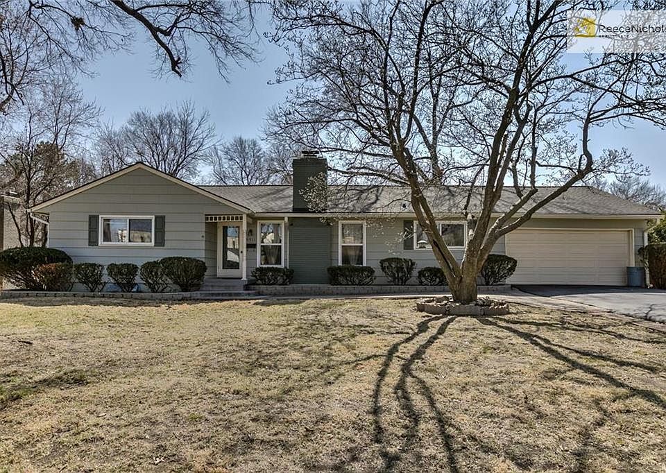 Nice curb appeal on this spacious ranch plan.
