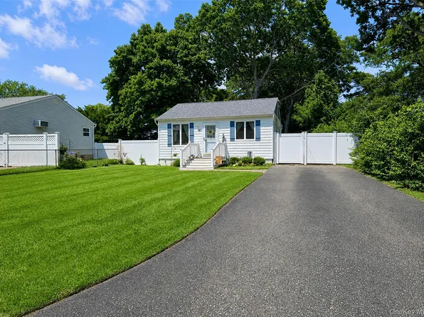 11 Cooke Avenue, Holtsville, NY 11742