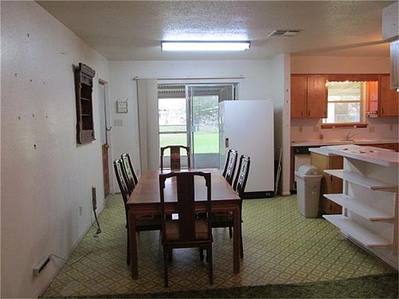 Dining room has entrance to screened patio.