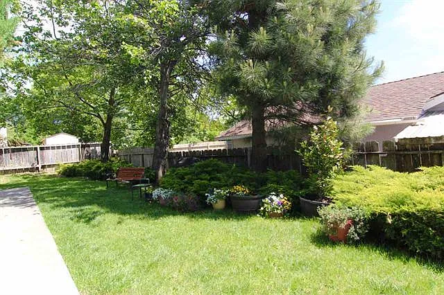Building Photo - 802 Carmen Dr #B