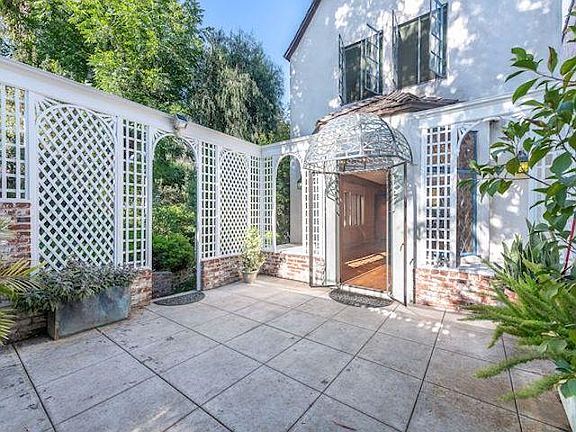 3rd image of 2055 N Las Palmas Ave