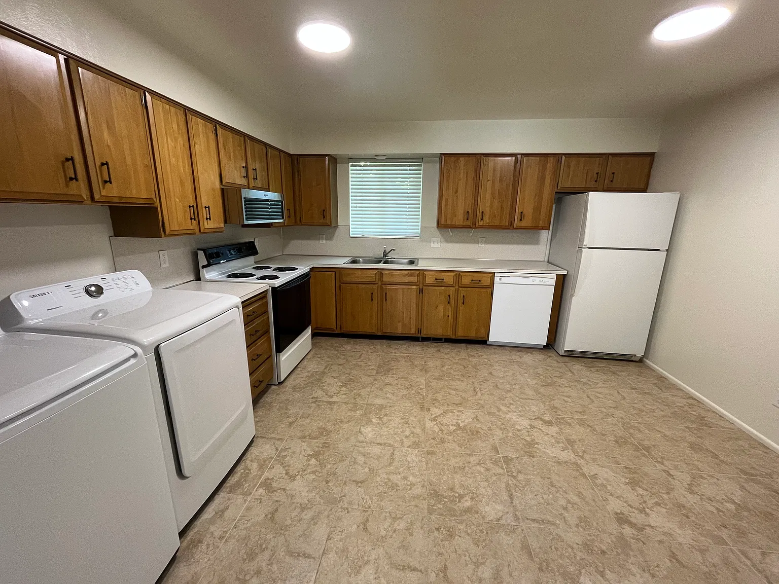 2 bed, 850 sqft, $1,325 — Photo 2