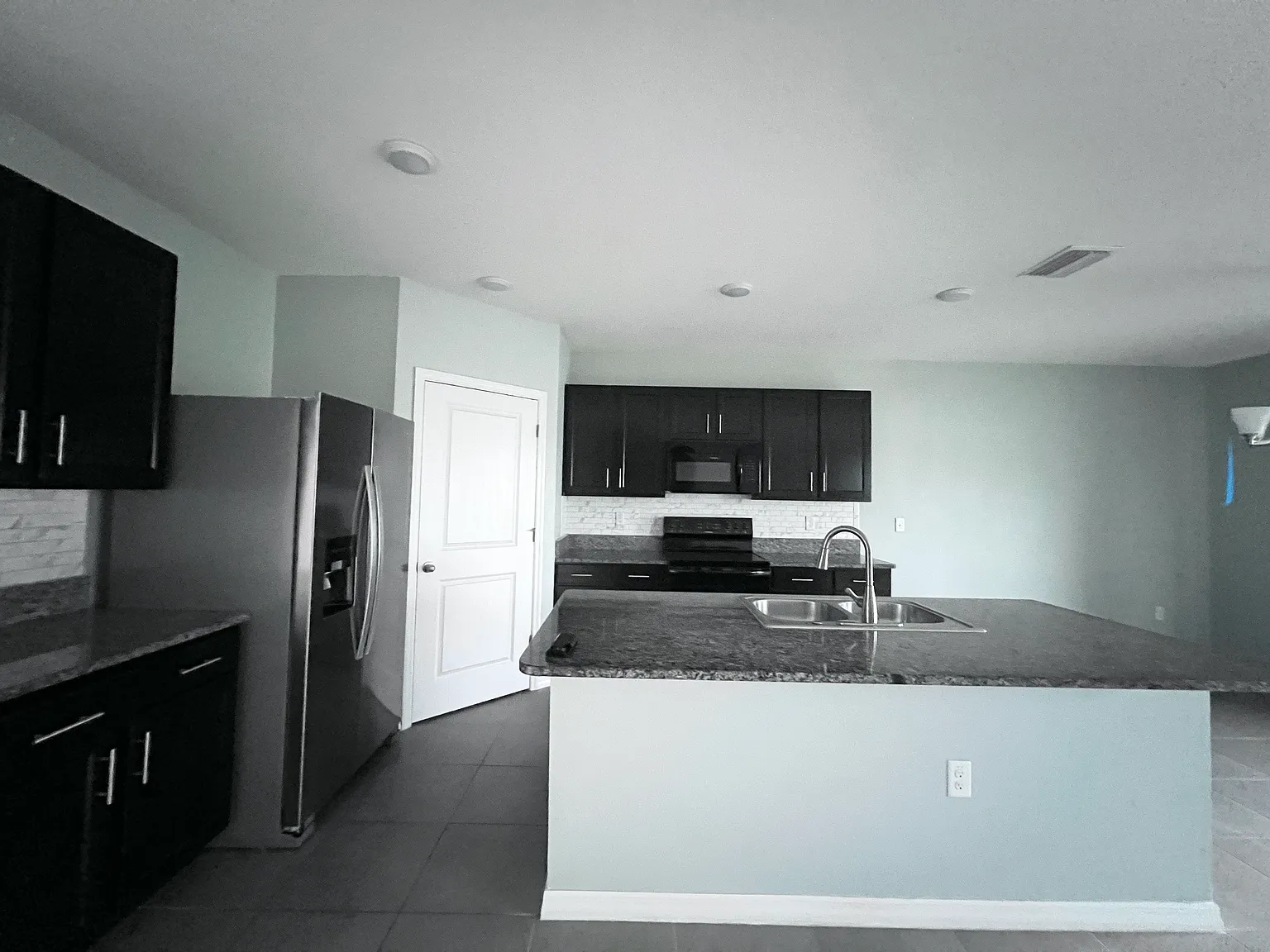 5 bed, 2674 sqft, $3,800 — Photo 4
