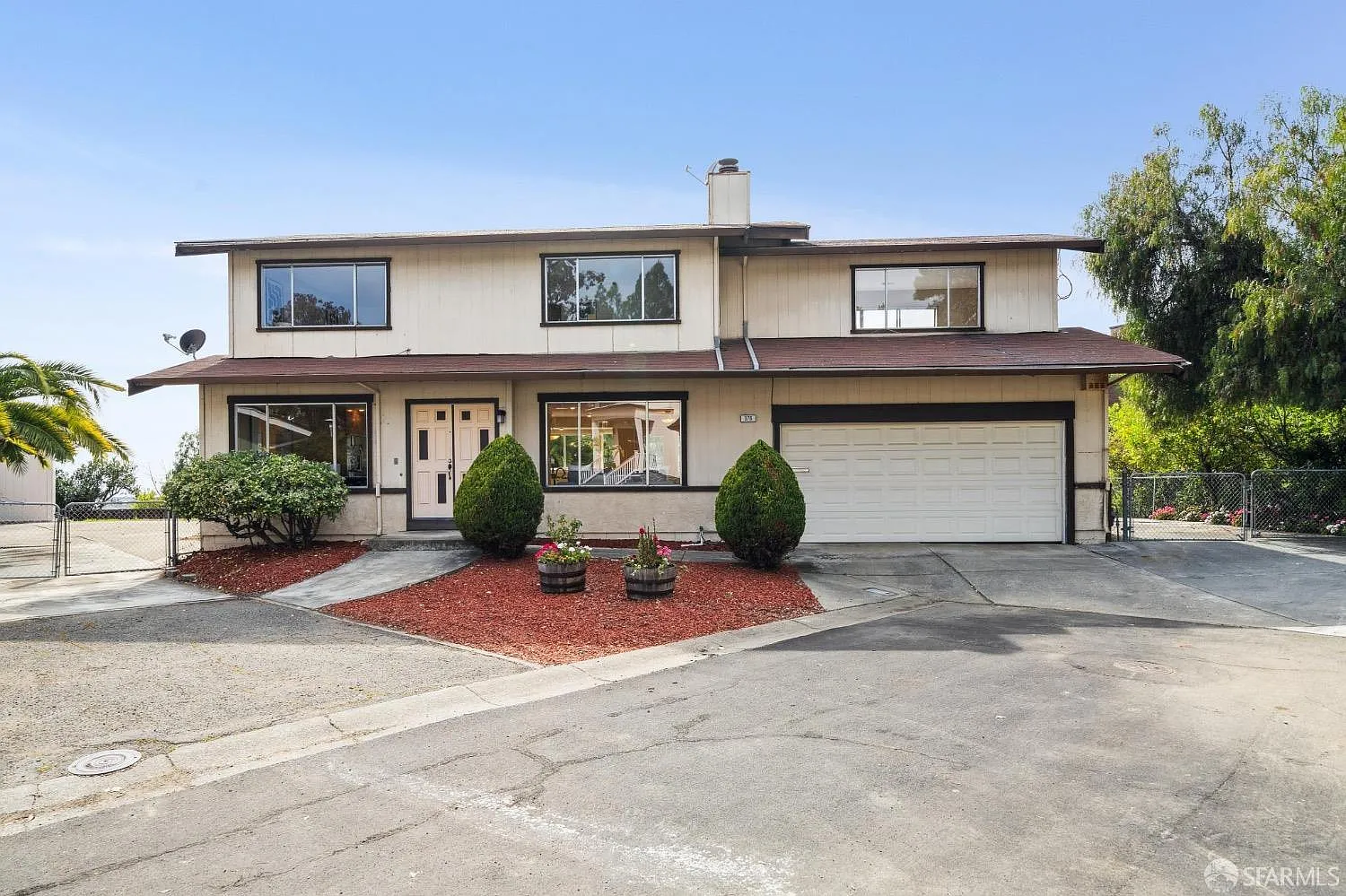 376 Appian Way photo 1