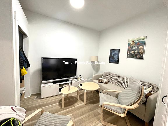 4th image of 254 Windsor St APT 2