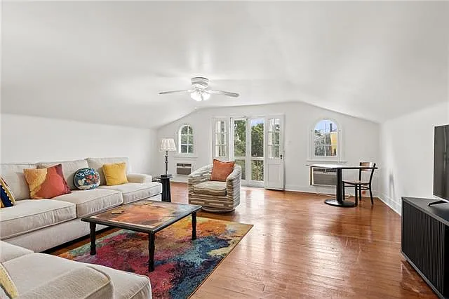 2 bed, 1.0 bath, 1200 sqft, $2,500 — Photo 2