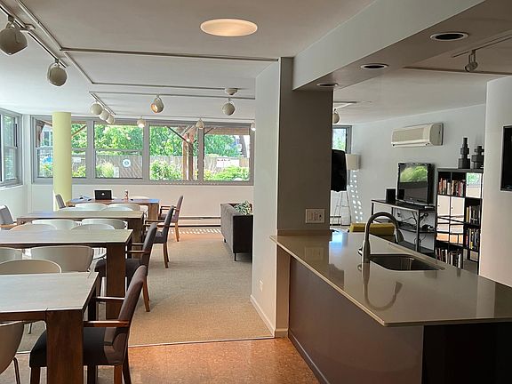 4th image of 555 W Cornelia Ave APT 1303