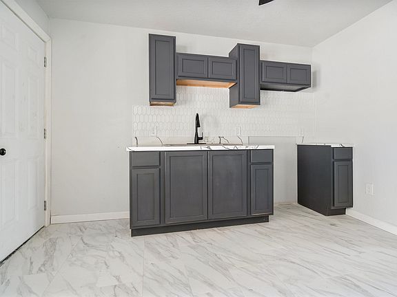5th image of 1009 W Chapoy St