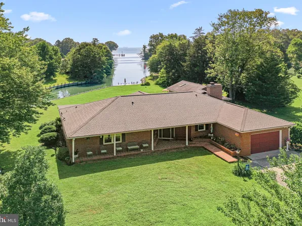 77 Kent Cove Rd, Kilmarnock, VA 22482