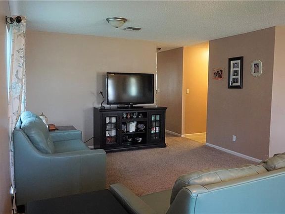 3rd image of 107 Bridle Ln
