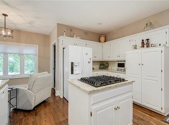 4th image of 4104 NE Pembroke Ln