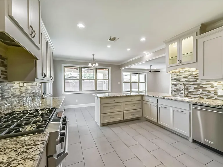1317 Chantilly Ln — Photo 12